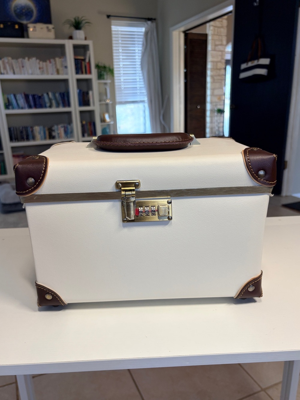 NEW Vintage Replica Travel Taincase Jewelry box with Lock Tray & MIrror